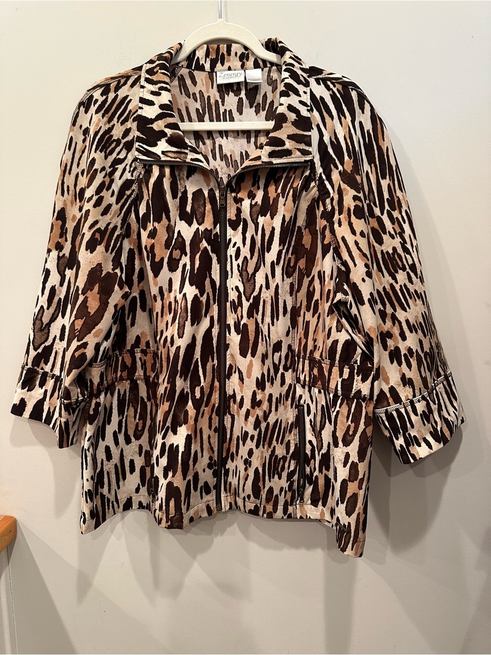 Chico’s Zenergy Leopard Print Full Zip Jacket Hip Length Pockets Sz 3 -Lg - Picture 2 of 10